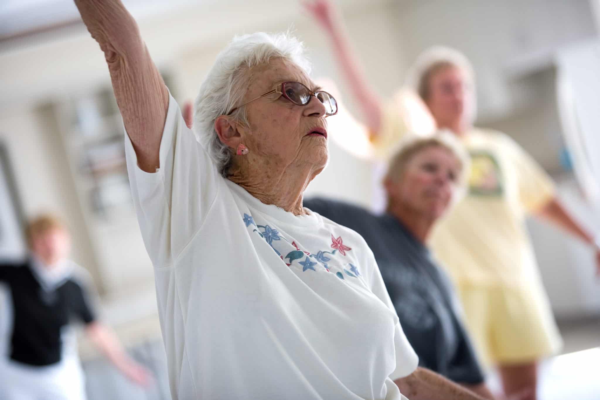 Операции после 70 лет. Занятия для пенсионеров. Пожилые люди спорт. Гимнастика для пожилых. Физкультура для пожилых людей.